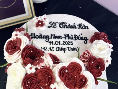 Bánh cưới bắt hoa đỏ