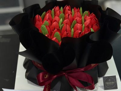 Bánh tulip đỏ giấy đen