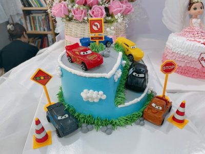 Bánh bé trai xe đua