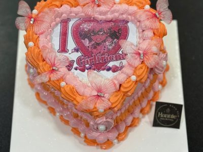 Bánh in hình bướm xịt nhiều nhũ