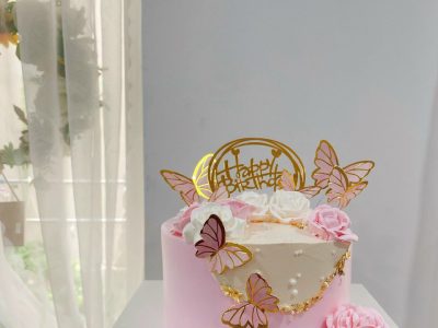 Bánh trắng hồng bướm dát vàng