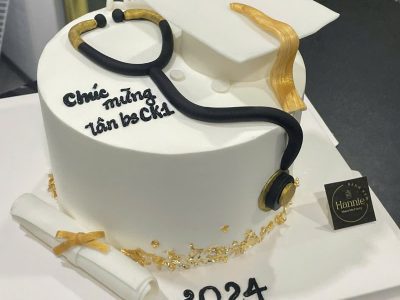 Bánh tốt nghiệp mũ trắng