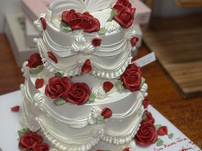 Bánh 2 tầng bắt hoa hồng đỏ