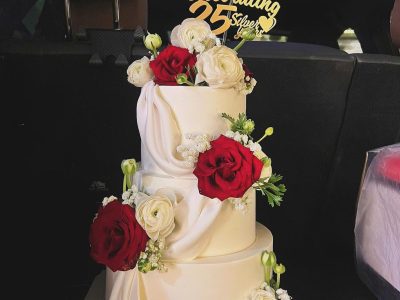 Bánh cưới 3 tầng hoa trắng đỏ