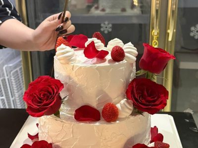 Bánh hoa hồng dâu 2 tầng