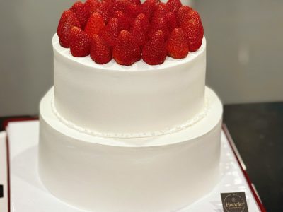 Bánh 2 tầng trang trí dâu full mặt