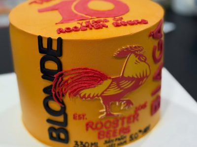 Bánh con gà có logo công ty