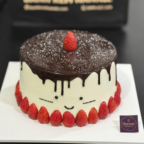Bánh dâu đổ socola