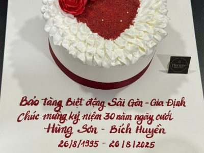 Bánh trắng hoa đỏ