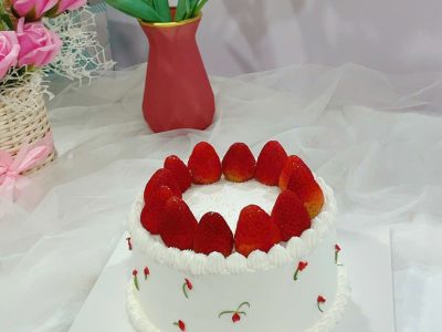 Bánh dâu 1/2 size lớn