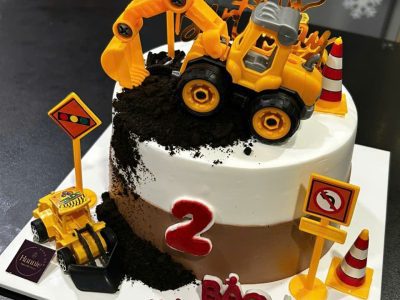 Bánh bé trai cần cẩu