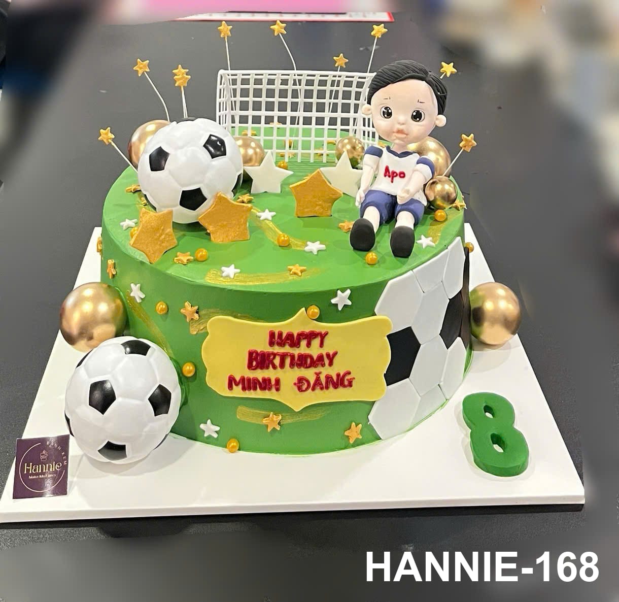 Bánh sinh nhật phong thủy sân cỏ xanh tươi cho bé trai từ Hannie.