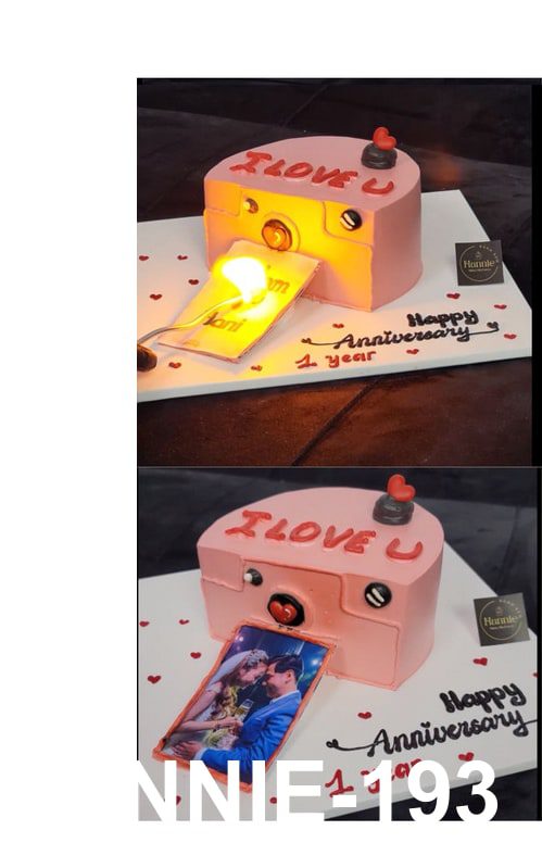 Bánh kỷ niệm máy ảnh Polaroid fondant tùy biến, mang vẻ đẹp nghệ thuật của Hannie.