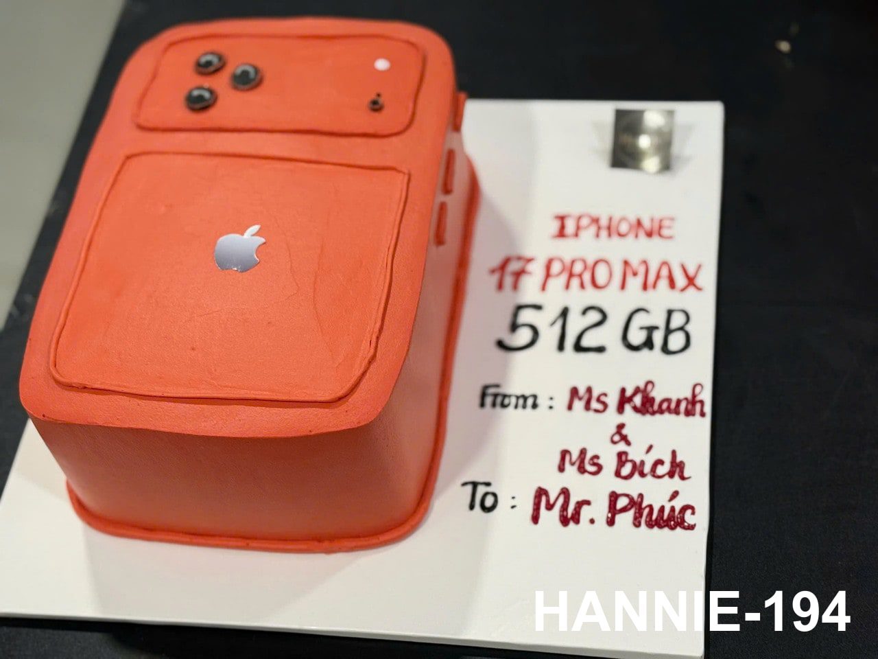 Bánh sinh nhật khổng lồ tạo hình iPhone 17 Promax cá tính Hannie