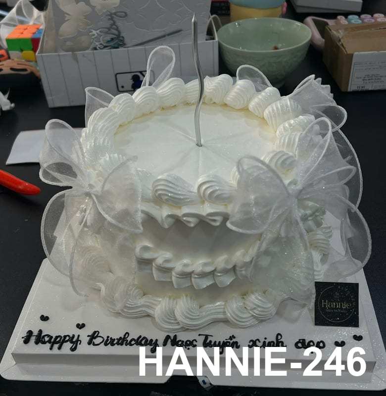Bánh kem Giáng Sinh Hannie trắng tinh khôi nơ bạc