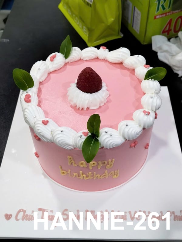Mẫu bánh kem tối giản Hannie hồng pastel dịu dàng với một quả dâu tươi.