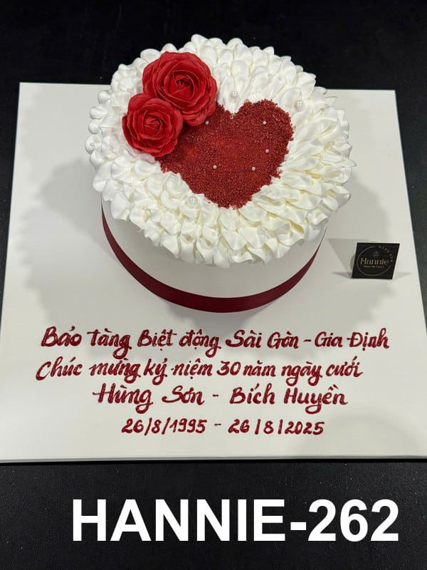 Bánh kem kỷ niệm ngày cưới với hoa hồng đỏ, trái tim lãng mạn tại Hannie.