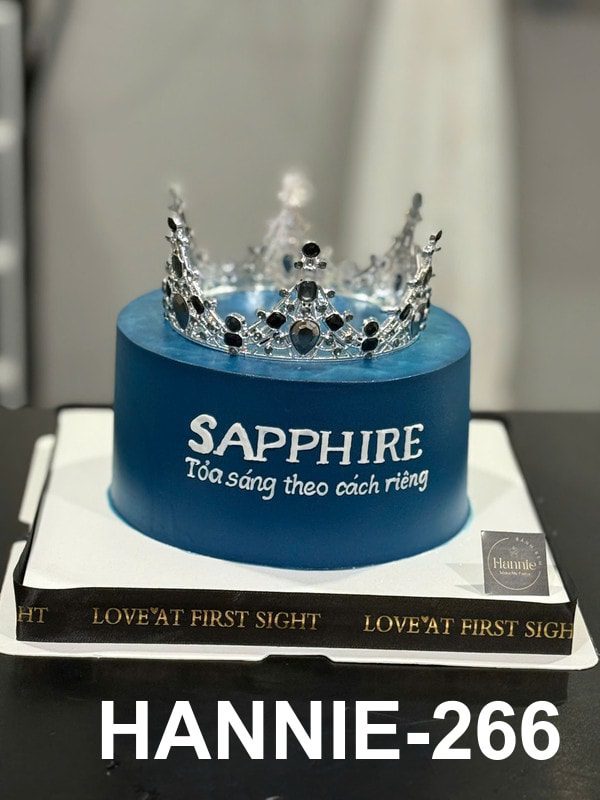 Bánh kem vương miện xanh sapphire, món quà ý nghĩa tặng mẹ Hannie
