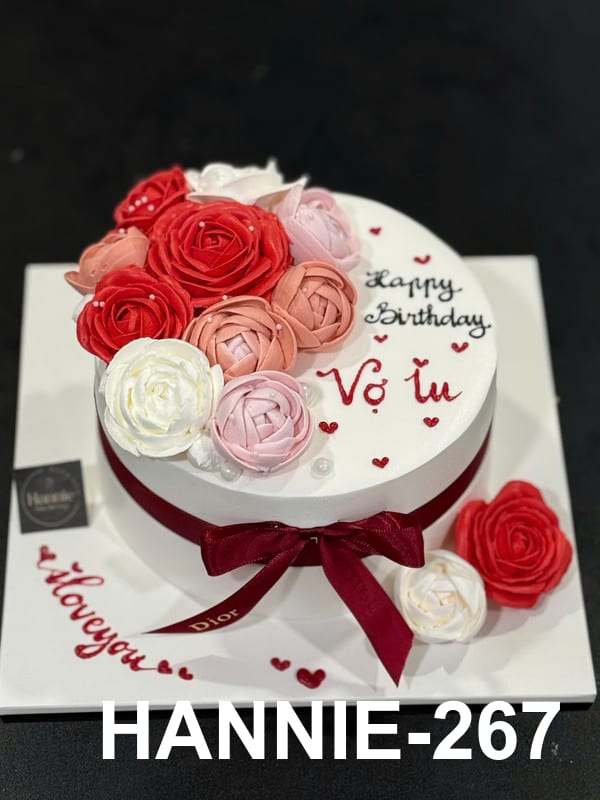 Bánh kem Hannie hoa trắng đỏ tinh tế, lãng mạn, đẳng cấp tiệm bánh chuyên nghiệp.