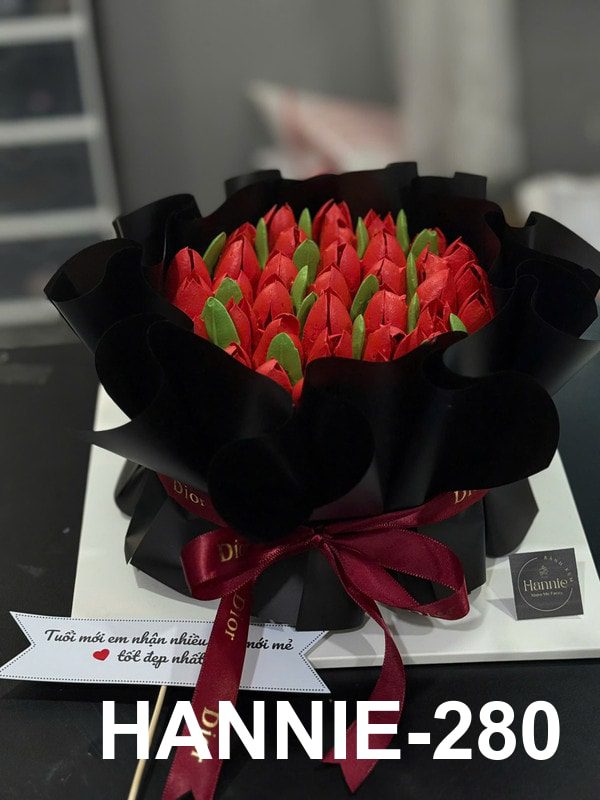 Bánh kem cầu hôn Hannie hình bó hoa tulip đỏ sang trọng, lời ngỏ tình yêu