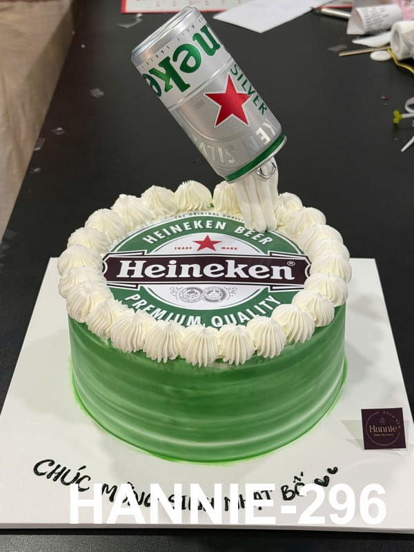 Bánh kem bia Heineken Silver anti-gravity fondant độc đáo, sáng tạo từ Hannie.