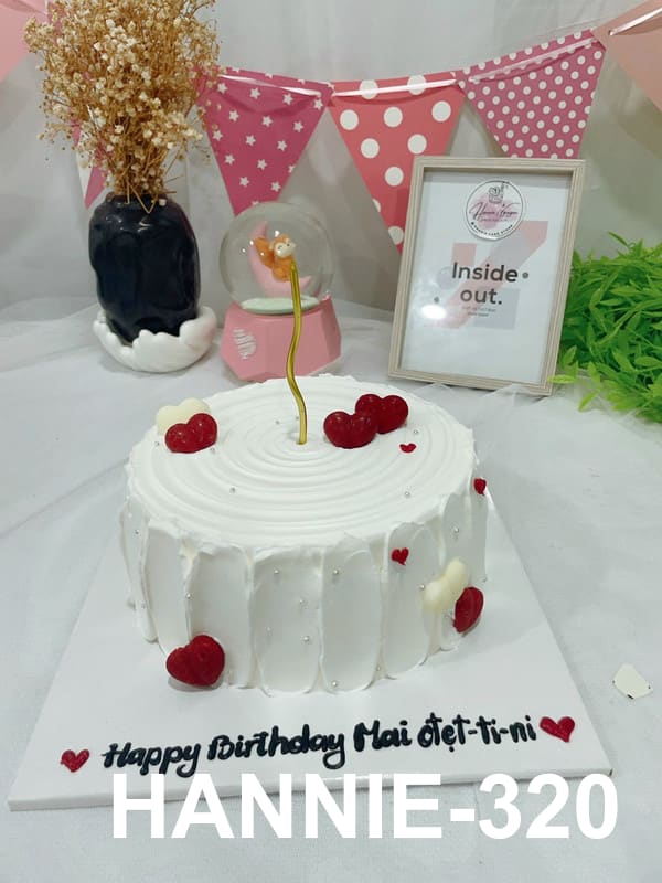 Bánh kem Hannie trái tim đỏ fondant biểu tượng tình yêu Valentine.