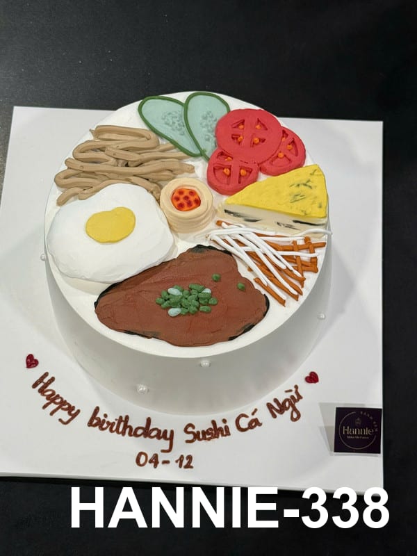 Bánh kem tạo hình dĩa cơm sườn Hannie độc đáo, sáng tạo, gây ấn tượng.