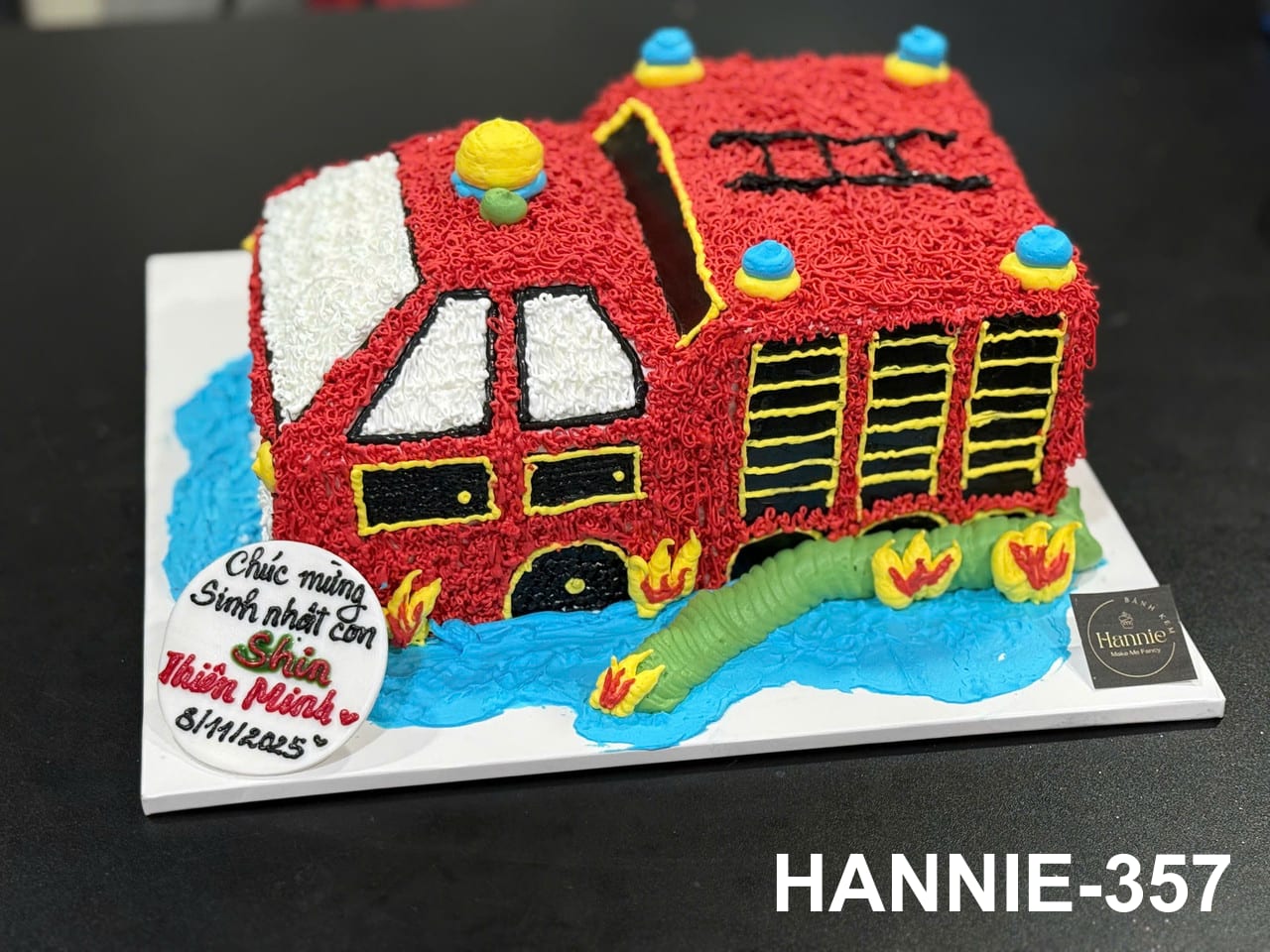 Bánh kem 3D xe cứu hỏa sống động cho bé trai từ Hannie