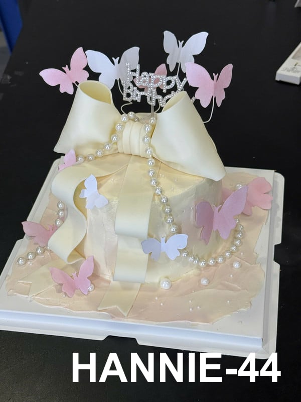 Bánh kem Hannie nơ ngọc trai bướm pastel mừng bé gái tinh khôi