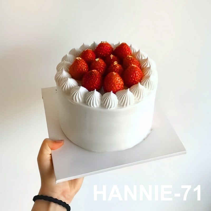 Bánh sinh nhật đơn giản Hannie dâu tây tươi trắng ngà, nét đẹp minimalist.