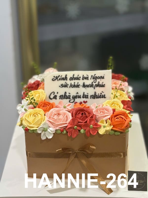 Bánh kem hoa tươi Hannie hình hộp quà trang trí hoa kem bơ độc đáo.