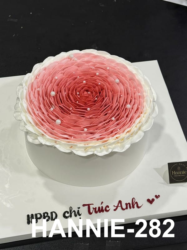 Bánh kem hoa hồng sang trọng tặng phái nữ từ Bánh Kem Hannie.