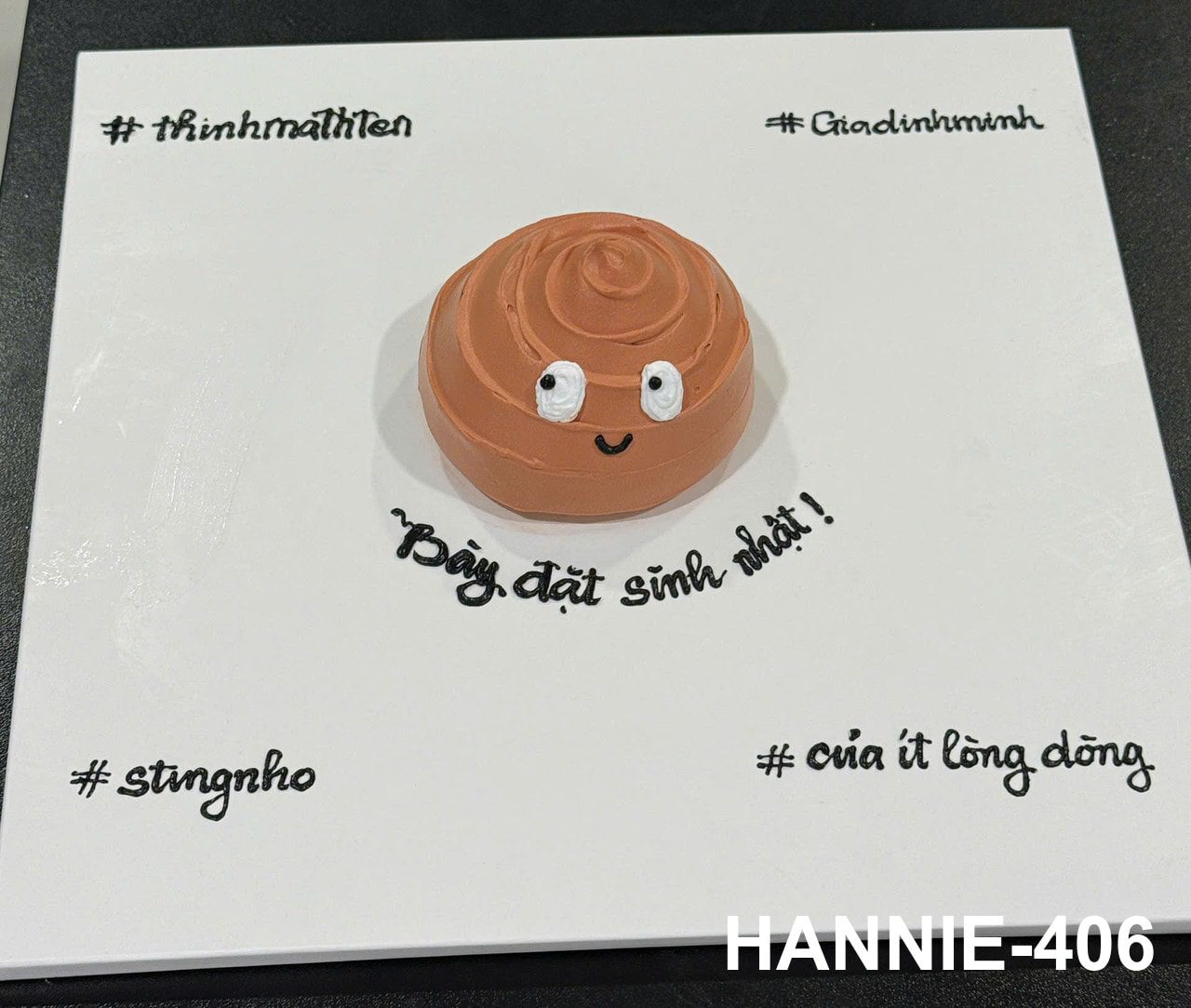 Bánh kem mini "Cục Ị" ngộ nghĩnh, thử thách sự táo bạo từ Hannie.