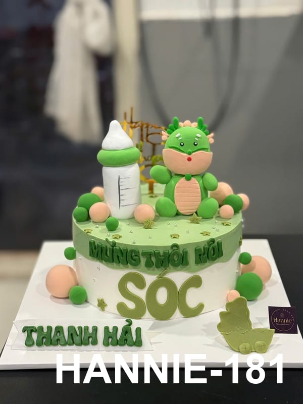 Chiếc bánh kem thôi nôi rừng xanh Hannie tạo hình động vật đất nặn đáng yêu cho bé.