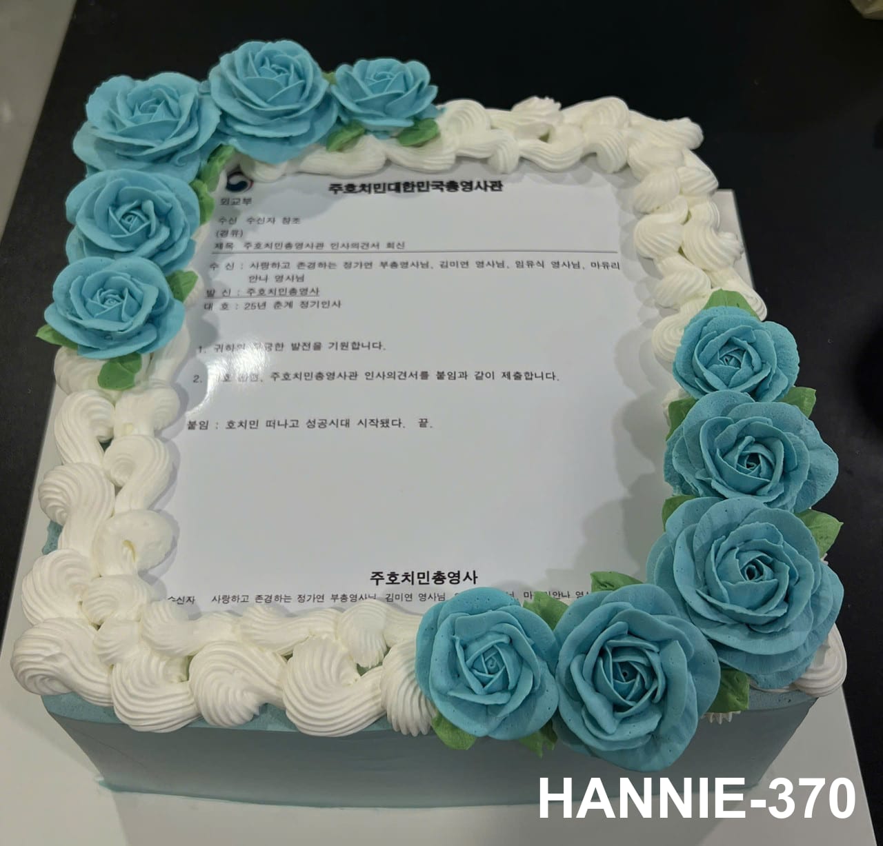 Bánh kem công ty in logo hoa xanh cho sự kiện Hannie