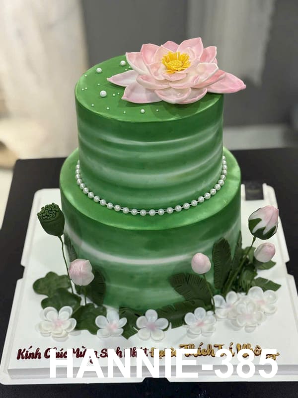 Bánh kem mừng thọ 70 tuổi ông bà Hannie với hoa sen thanh lịch, 2 tầng.