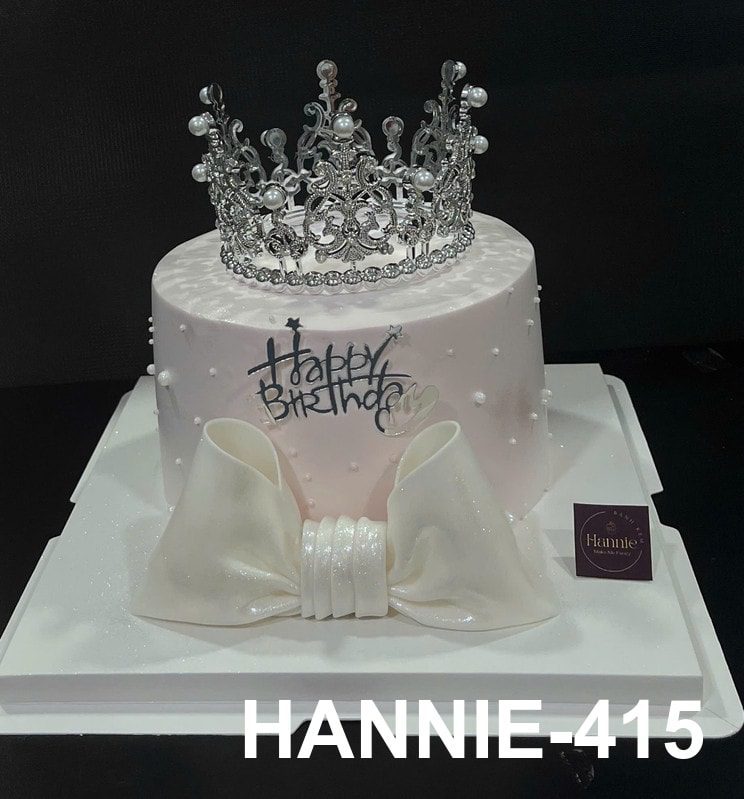Bánh sinh nhật vương miện hồng pastel nơ trắng tinh tế Hannie
