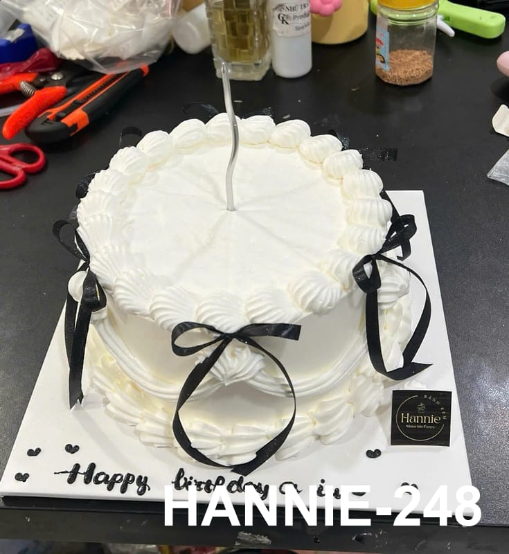 Bánh kem Hannie tối giản, thanh lịch tặng sinh nhật gần FV