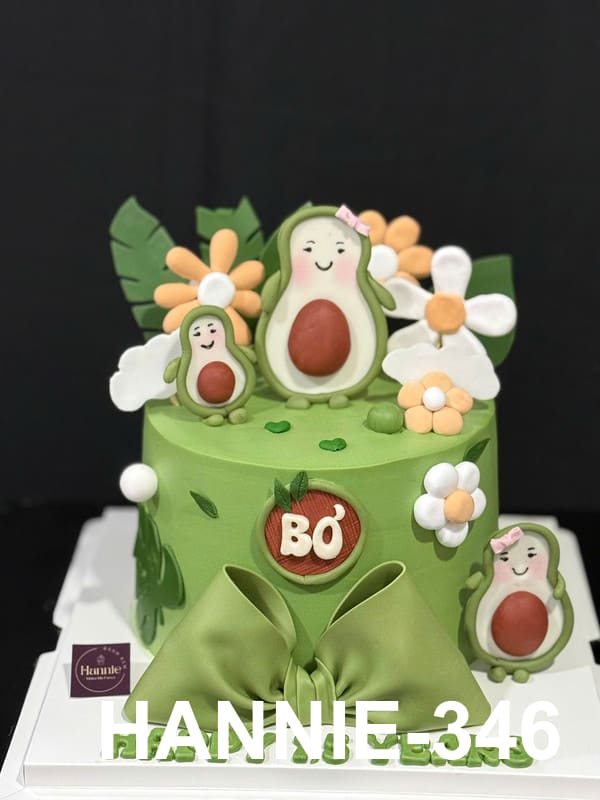 Bánh dứa tươi Hannie hình trái bơ ngộ nghĩnh, món quà sinh nhật cho bé gái.