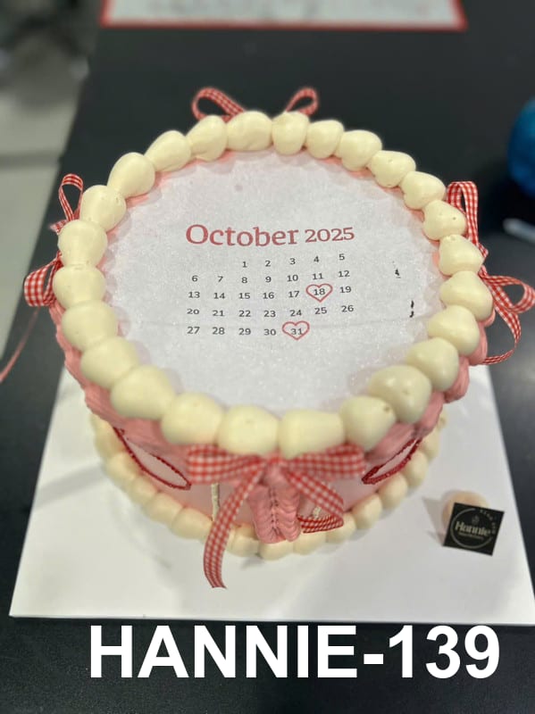 Chiếc bánh kem gender reveal lịch trình tình yêu đầy bất ngờ của Hannie